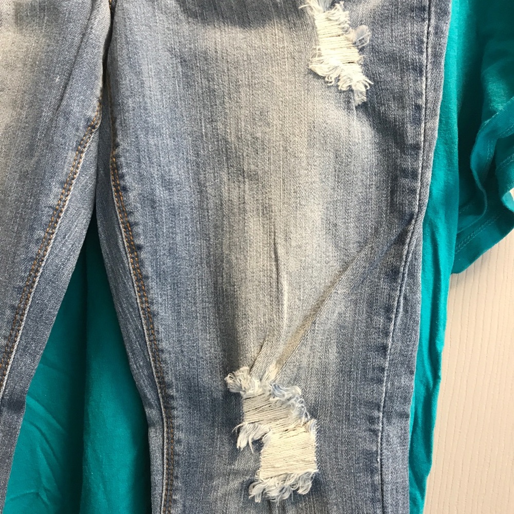 NEW. NWT DISTRESSED JEANS. Small. - Picture 4 of 7